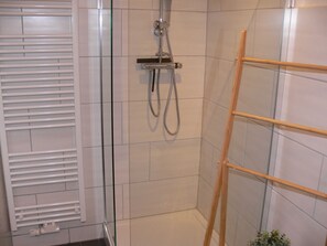 Shower, hair dryer, towels - Apartment 'Stilvolle Ferienwohnung' with Wi-Fi (Schwerin)