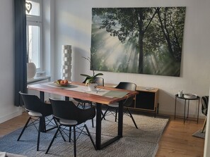 Dining - Apartment 'Stilvolle Ferienwohnung' with Wi-Fi (Schwerin)