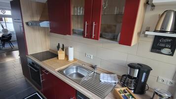 Fridge, oven, stovetop, dishwasher