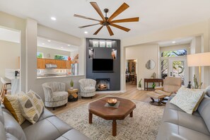 Fireplace - Charming house in Sun City Palm Desert with AC, WiFi, fitness room (Palm Desert)