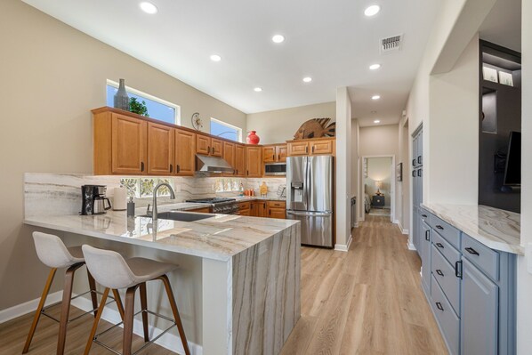 Fridge, microwave, stovetop, dishwasher - Charming house in Sun City Palm Desert with AC, WiFi, fitness room (Palm Desert)