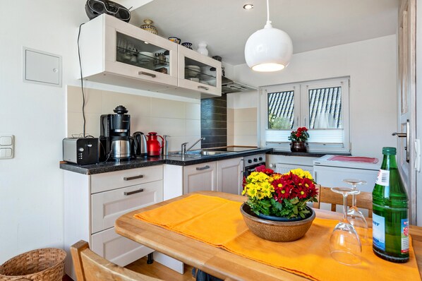 Fridge, oven, stovetop, dishwasher