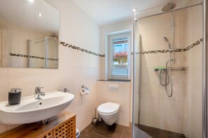 Dusche, Haartrockner, Handtücher