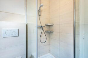 Een douche, handdoeken