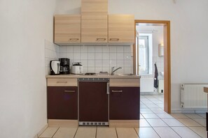 Fridge, stovetop, coffee/tea maker, electric kettle