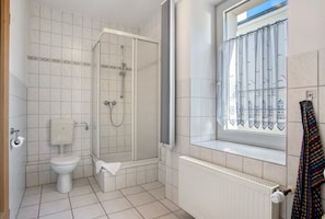 Shower, hair dryer, towels - Apartment 'Fewo "Herrensee" An Der Kietzbrücke' with Lake View, Shared Garden and Wi-Fi (Waren (Müritz))