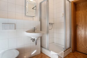 Dusche, Haartrockner, Handtücher
