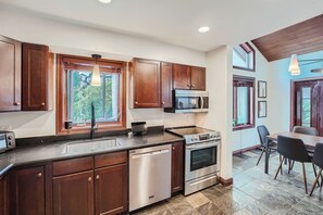 Fridge, microwave, oven, stovetop - The Golf and Ski Hideaway - 8 minutes from Vail/BC (Avon)