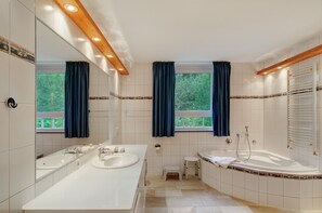 Shower, hair dryer, towels - Holiday Home 'Haus Admiral  Wintergarten' with Private Terrace, Private Garden and Wi-Fi (Spiekeroog)