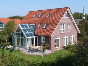 Exterior - Holiday Home 'Haus Admiral Wintergarten' with Private Terrace, Private Garden and Wi-Fi (Spiekeroog)