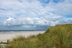 Beach nearby - Holiday Home 'Haus Admiral  Wintergarten' with Private Terrace, Private Garden and Wi-Fi (Spiekeroog)