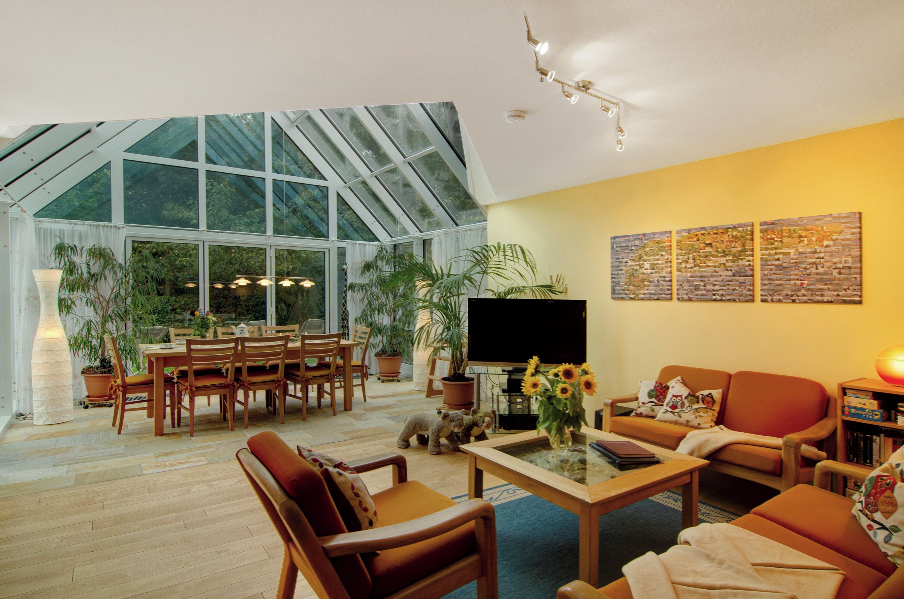 Een televisie, een dvd-speler en een stereo