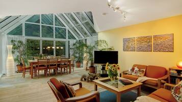 Een televisie, een dvd-speler en een stereo