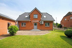 Exterior - Holiday Home 'Ferienhaus Siegfried' with Shared Terrace, Shared Garden and Wi-Fi (Niebüll)