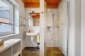 Dusche, Haartrockner, Handtücher