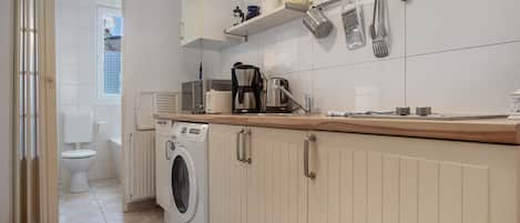 ثلاجة، ميكروويف، موقد طهي مسطح، ماكينة لصنع القهوة/الشاي