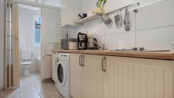 Réfrigérateur, micro-ondes, plaque de cuisson, cafetiÚre/bouilloire