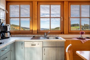 Fridge, oven, stovetop, dishwasher - Apartment 'Panorama View' with Shared Terrace, Garden and Wi-Fi (Horben)