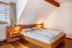 2 bedrooms, iron/ironing board, free WiFi