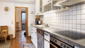 Kaffetrakter/tekoker, kjøleskap, ovn og kokeplater