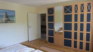 1 slaapkamer, een strijkplank/strijkijzer, gratis wifi, beddengoed