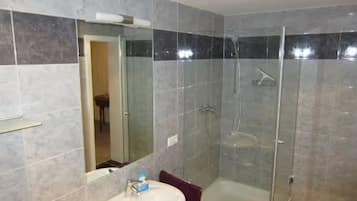 Een douche, een haardroger, handdoeken