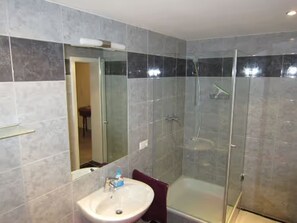 Dusche, Haartrockner, Handtücher