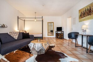 Una sala de estar moderna con un sofá, una mesa de centro y un tapete de cuero de vaca.