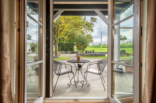 Ferienwohnung 'Erdgeschoss' kleine Terrasse mit Sitzmöglichkeit, Blick auf den Reitplatz & ins Grüne