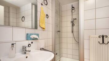 Dusche, Haartrockner, Handtücher