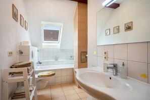 Suihku, hiustenkuivaaja, pyyhkeet