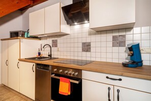 Jääkaappi, mikroaaltouuni, uuni, liesi