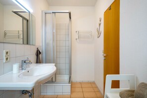Douche, sèche-cheveux, serviettes fournies