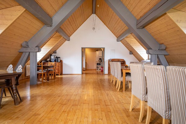 Dining - Room 2, cozy, bright double room with sloping ceiling (Ravensburg)