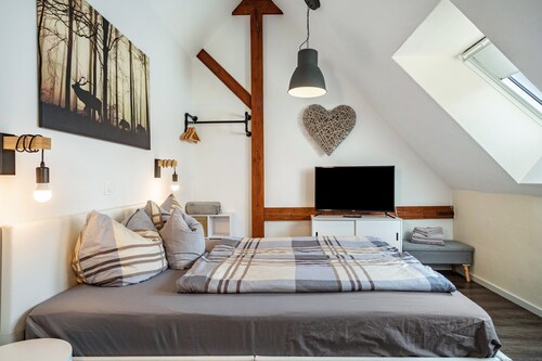 'Zimmer 2', gemütliches, helles Doppelzimmer mit Dachschräge