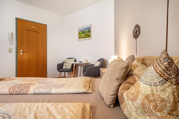 1 bedroom, free WiFi, bed sheets - 'Room 4', cozy double room with large bed (Ravensburg)