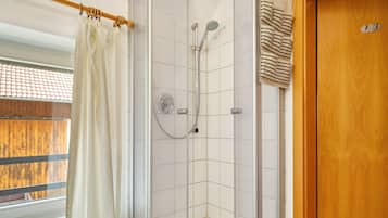 Een douche, handdoeken