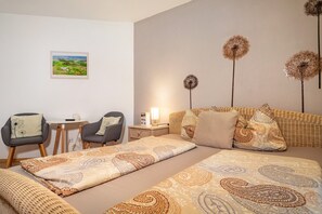 1 bedroom, free WiFi, bed sheets - 'Room 4', cozy double room with large bed (Ravensburg)