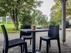 Outdoor dining - Apartment 'Ferienhäuschen' with Private Terrace, Shared Garden and Wi-Fi (Ravensburg)