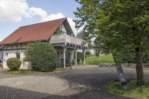 Exterior - Apartment 'Ferienhäuschen' with Private Terrace, Shared Garden and Wi-Fi (Ravensburg)