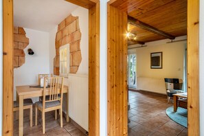 Dining - Apartment 'Ferienhäuschen' with Private Terrace, Shared Garden and Wi-Fi (Ravensburg)