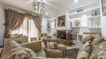 Televisie en een open haard