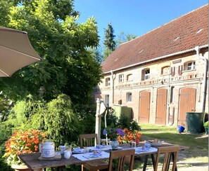 Outdoor dining - 'Heubodensuite - Schlamau19' Suite with Shared Terrace and Shared Garden (Wiesenburg/Mark)