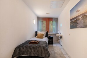 4 bedrooms, desk, free WiFi, bed sheets