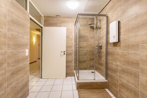 Shower, free toiletries, hair dryer, towels - Apartment 'Relax Backnang' with Wi-Fi for Monteurs (Backnang)