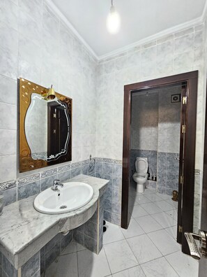 Bidet, towels, soap, toilet paper - big 3 bedrooms appartement in the centre with ocean view and ac (Tanger)