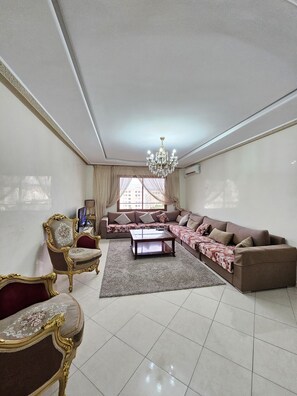 Living area - big 3 bedrooms appartement in the centre with ocean view and ac (Tanger)