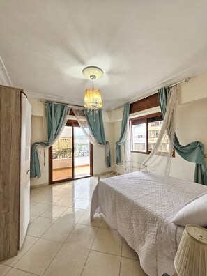 3 bedrooms, iron/ironing board, WiFi, bed sheets - big 3 bedrooms appartement in the centre with ocean view and ac (Tanger)