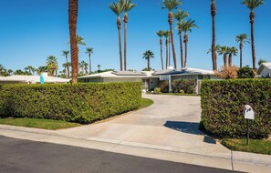 Property grounds - Monthly Rental - Fabulous Historic Mid Century home located in Tamarisk Rancho (Rancho Mirage)