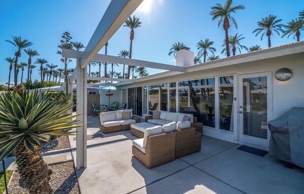 Terrace/patio - Monthly Rental - Fabulous Historic Mid Century home located in Tamarisk Rancho (Rancho Mirage)